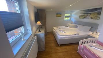 1 dormitorio, caja fuerte, tabla de planchar con plancha y cuna de viaje