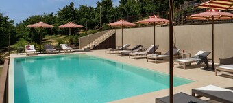 Estupenda casa de vacaciones privada con A/C, piscina privada, WIFI y patio, cerca de Alba