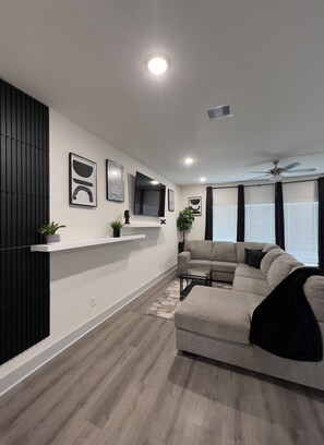 Living area - New construction! 5 minutes from Hobby Airport. (Houston)