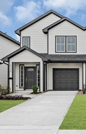 Exterior - New construction! 5 minutes from Hobby Airport. (Houston)