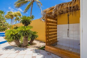 Property grounds - Exclusive villa surrounded by tropical gardens (Noord)