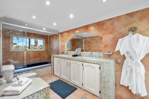 Baignoire, séchoir à cheveux, serviettes fournies