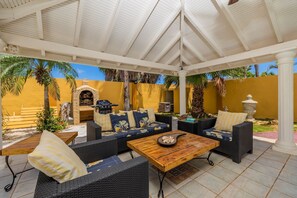Outdoor dining - Exclusive villa surrounded by tropical gardens (Noord)