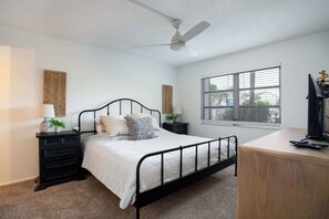 2 habitaciones, escritorio y tabla de planchar con plancha