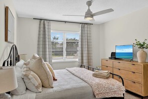 2 habitaciones, escritorio y tabla de planchar con plancha
