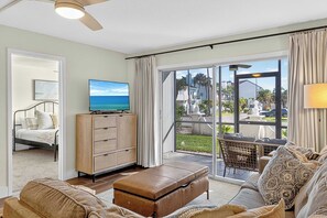 Televisión, reproductor de DVD, libros y oficina