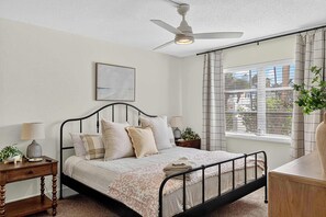 2 soverom, skrivebord, strykejern/-brett og reiseseng for barn