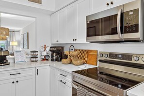 Refrigerador, microondas, horno, placa de cocina
