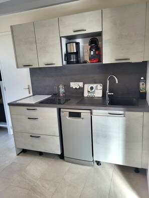 Fridge, microwave, stovetop, dishwasher