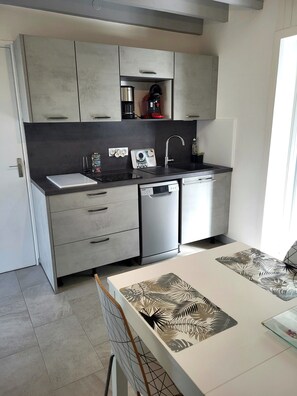 Jääkaappi, mikroaaltouuni, liesi, astianpesukone