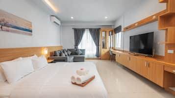 6 bedrooms, in-room safe, desk, laptop workspace