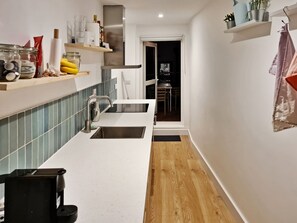 Private kitchen - Full St. Patricks Cathedral Apartment with Balcony (Dublin)