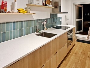 Private kitchen - Full St. Patricks Cathedral Apartment with Balcony (Dublin)