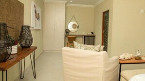 Executive Room, 1 King Bed | Laptop workspace, blackout curtains, iron/ironing board (on request) - Pumbaa Wildlife Park and Accommodation (Mbombela)