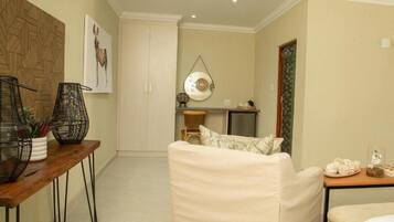 Executive Room, 1 King Bed | 1 bedroom, individually decorated, individually furnished