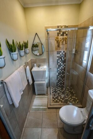 Deluxe Room | Bathroom | Combined shower/bathtub, rainfall showerhead, towels, soap