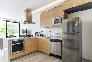 Réfrigérateur, micro-ondes, plaque de cuisson, cafetière/bouilloire