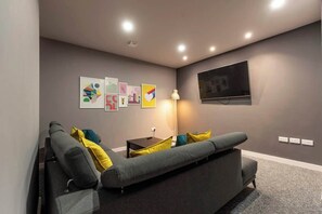 TV - Luxurious 1 Bedroom with Private Parking and Wifi (Middlesbrough)