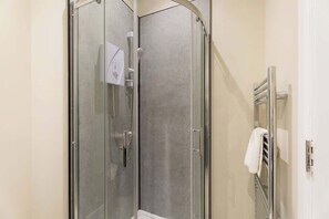 Shower, hair dryer - Luxurious 1 Bedroom with Private Parking and Wifi (Middlesbrough)
