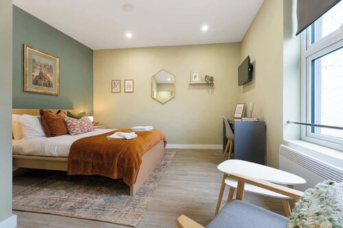 Luxurious 1 Bedroom with Private Parking and Wifi