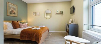 Luxurious 1 Bedroom with Private Parking and Wifi