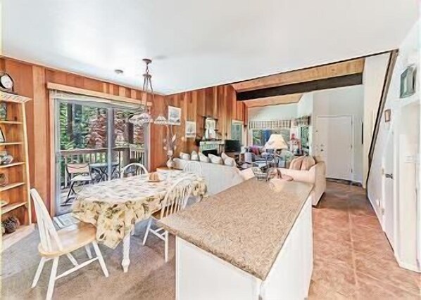 Televisión y chimenea 