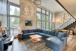 Televisión, chimenea, estéreo y oficina