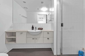 Een douche, een haardroger, handdoeken, shampoo