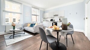 Un apartamento moderno con comedor, cocina y sala de estar.