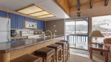 Réfrigérateur, micro-ondes, plaque de cuisson, cafetiÚre/bouilloire