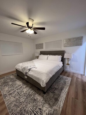 4 عدّة غرف نوم ومكواة/لوح كي وواي فاي وملاءات أسرّة