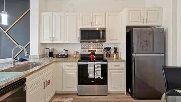 Vila | Cozinha privada | Geladeira, micro-ondas, fogão, cooktop