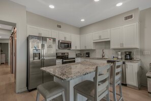 Fridge, microwave, oven, stovetop - ⛱️Gulf Front Condo in Gulf Shores-Sea Glass-304⛱️ (Gulf Shores)