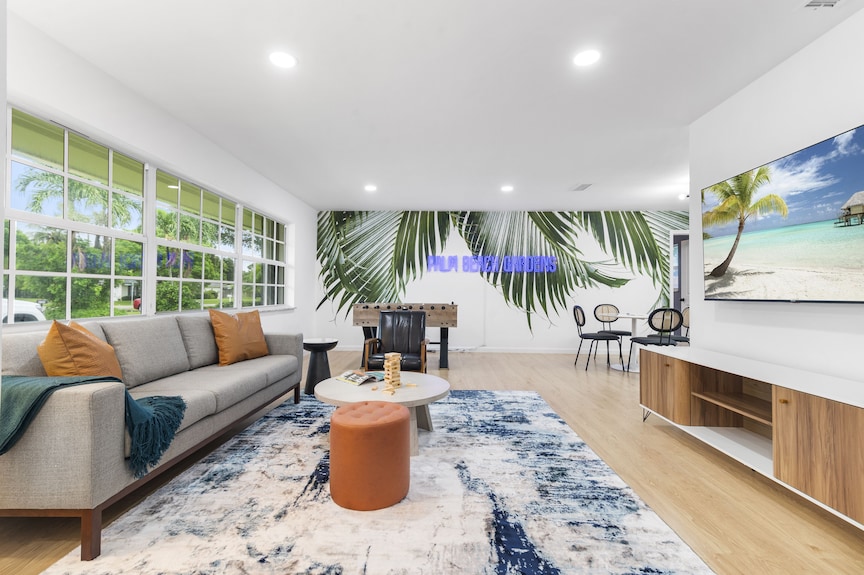Palm Beach Luxury // 5br, Pool, Hot Tub, Fire Pit, Billiards, Arcade // Sleep 18 - Palm Beach Gardens, FL