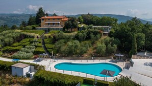 Una casa grande y moderna con piscina y jardín bien cuidado.