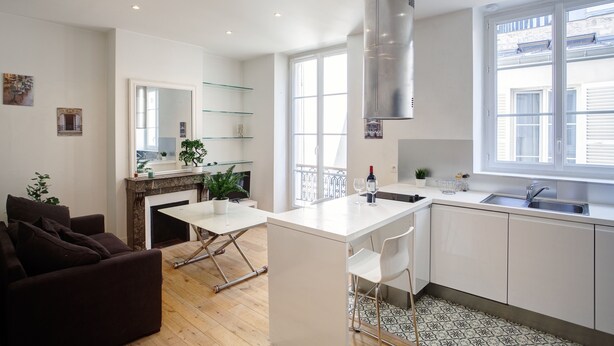 A modern kitchen with white cabinets, a central island, and a large window. - 2 Pi èces Quartier Rue du Commerce, Proche Tour Eiffel (Paris)