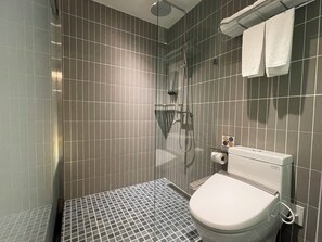 Lifestyle Superior Double Room | Phòng tắm | Đồ dùng nhà tắm miễn phí, máy sấy tóc, dép đi trong nhà 