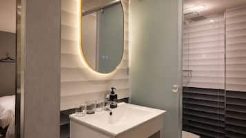 Standard Triple Room | Bathroom | Free toiletries, hair dryer, slippers, towels