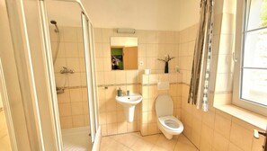 Basic-Doppelzimmer | Badezimmer | Hausschuhe