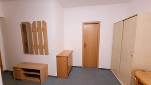Habitación básica doble | Escritorio, wifi gratis, ropa de cama