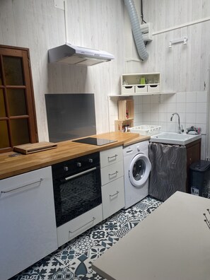 Kühlschrank, Mikrowelle, Ofen, Herdplatte