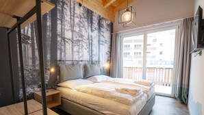 Une chambre à coucher moderne, dotée d’un grand lit, d’un bureau en bois et offrant une vue sur la ville par la fenêtre.
