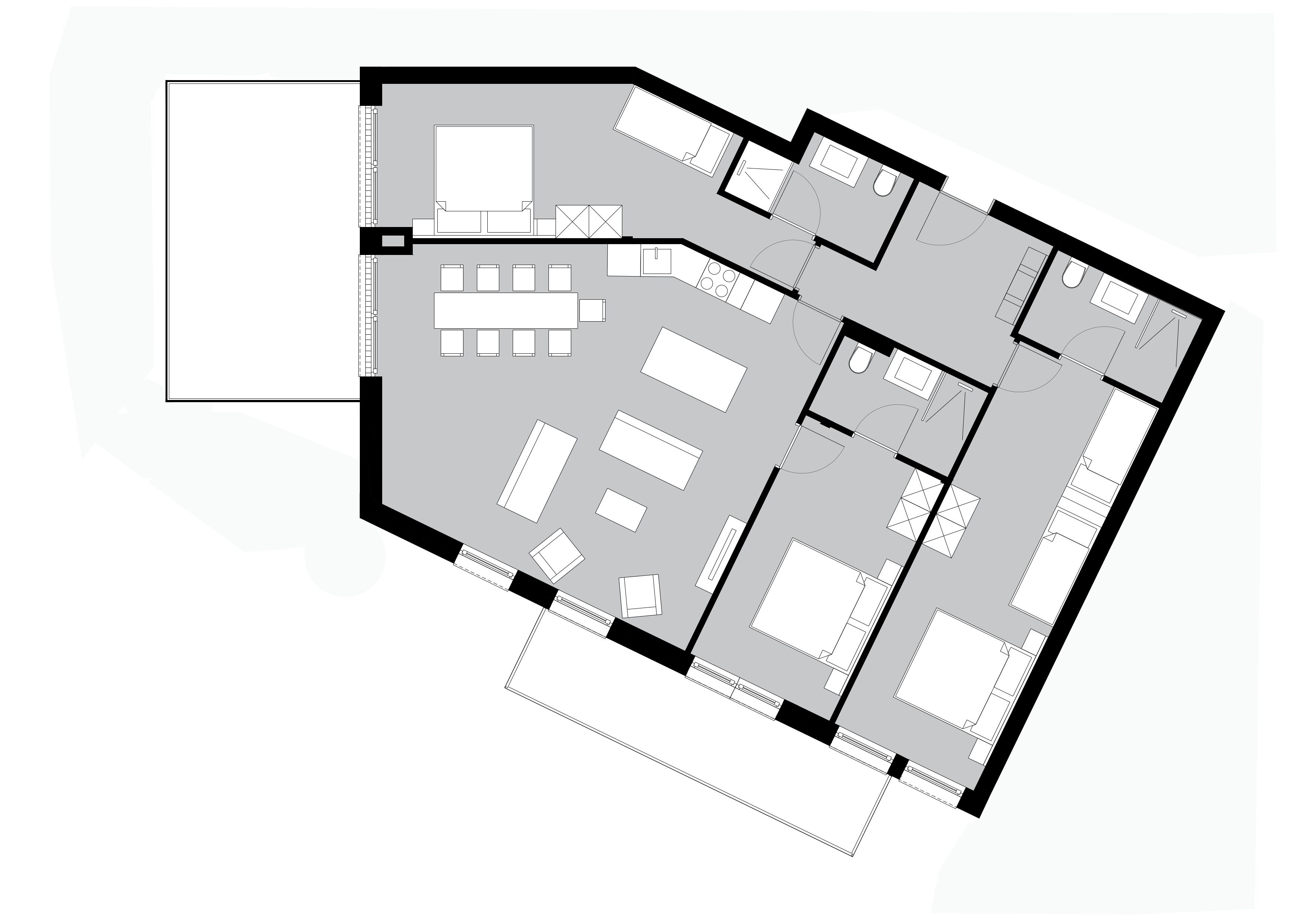 Een plattegrond van een hotel met meerdere kamers, een centraal zitgedeelte en een keuken.