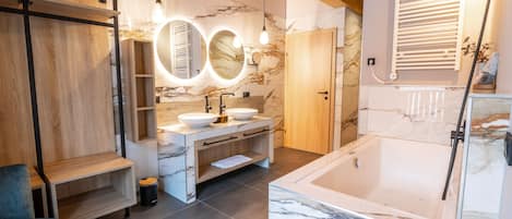 Appartement Penthouse Deluxe, 3 chambres | Salle de bain | Douche, séchoir à cheveux, serviettes fournies