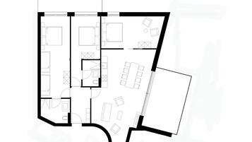 En plantegning af et hotel med flere værelser, et køkken og et spiseområde.