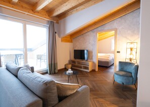 Loftsleilighet – deluxe, 3 soverom | Oppholdsområde | Flatskjerm-TV og oppvarmet gulv