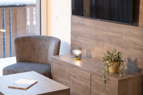 Basic Apartment | Living area | Flat-screen TV, heated floors