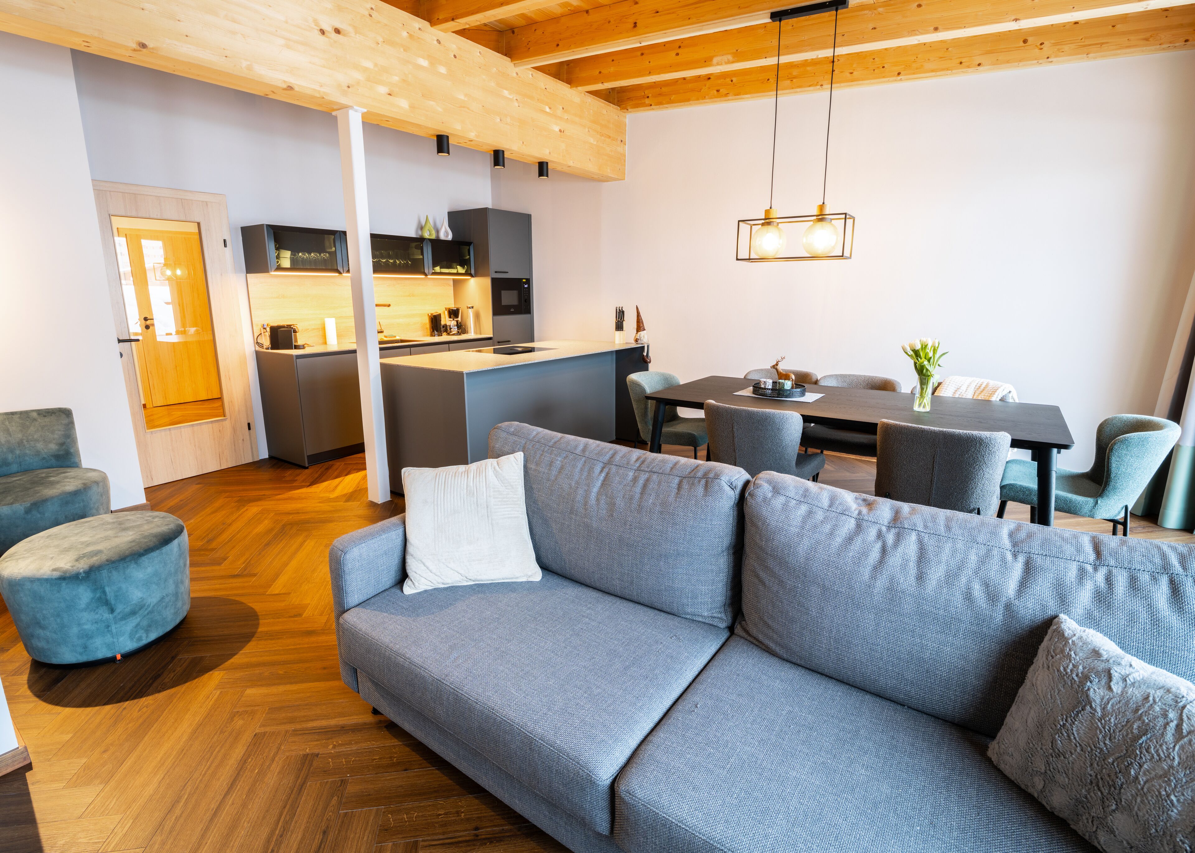 Deluxe-Penthouse, 3 Schlafzimmer | Wohnbereich | Flachbildfernseher, Fußbodenheizung