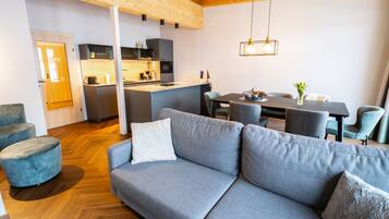 Deluxe-Penthouse, 3 Schlafzimmer | Wohnbereich | Flachbildfernseher, Fußbodenheizung