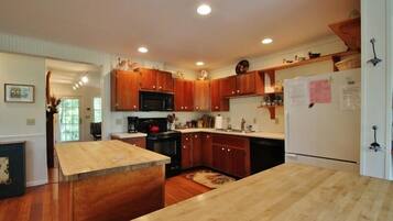 Kühlschrank, Mikrowelle, Herdplatte, Geschirrspüler